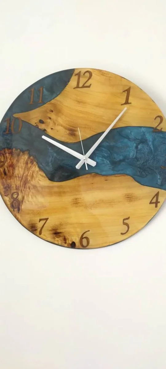 Horloge bois et époxy bleu nuit